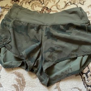 lululemon speed up shorts 2’5 inch green camo